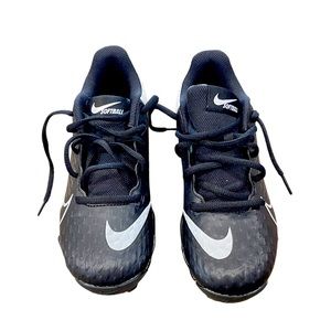 New in box, women’s Nike Hyperdiamond 4 Keystone Softball Cleats. Size 6.5